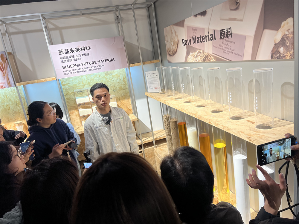 蓝晶微生物介绍PHA。人民网记者 葛俊俊摄