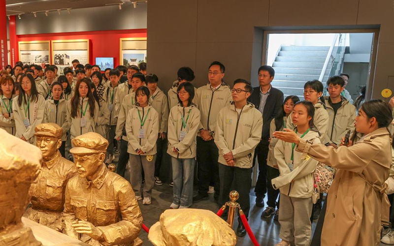 港澳企业家和青年们参观鄂豫陕革命烈士纪念馆。郧轩文摄