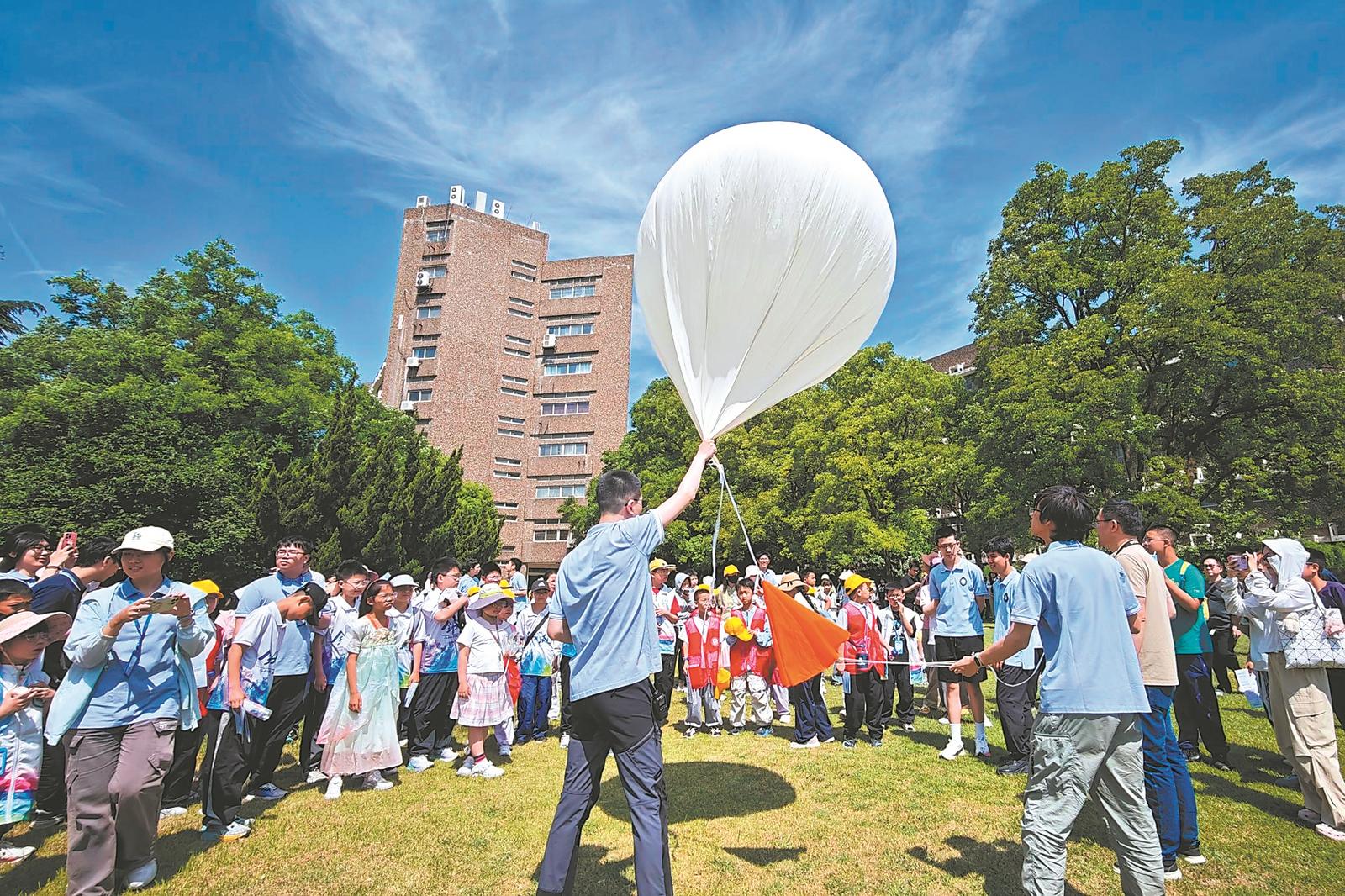 5月16日,中国科大附中学生在老师指导下,放飞搭载着遥感红外相机的氦气球。本报记者 陈婉婉 温沁 摄
