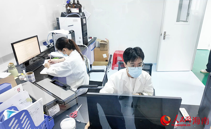 研发人员正在实验室里忙碌。人民网记者 牛良玉摄
