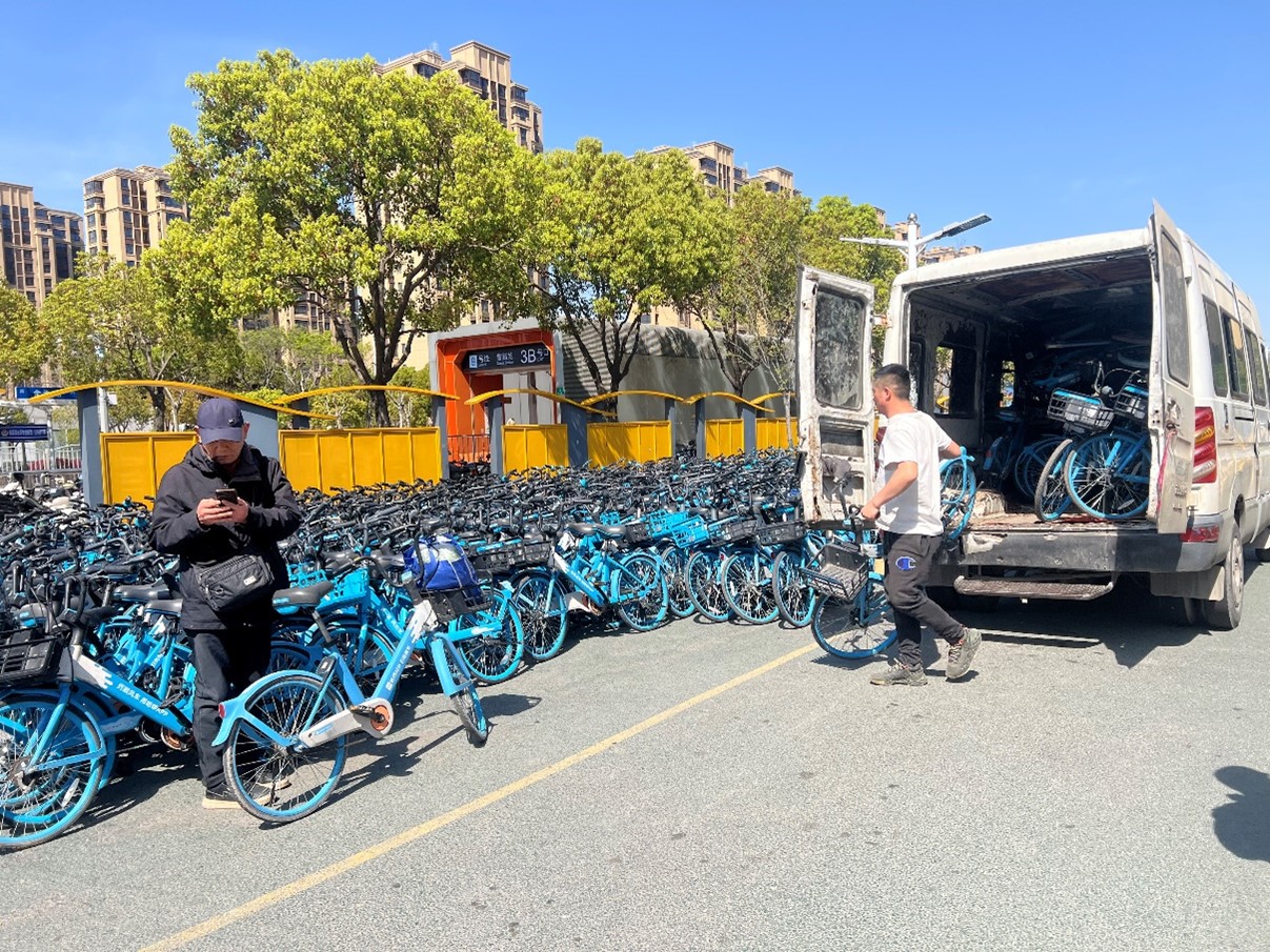 补充共享单车。人民网记者 葛俊俊摄