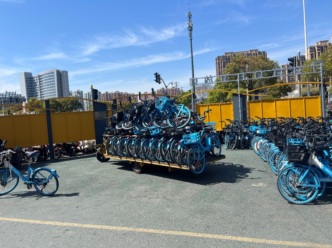 补充共享单车。人民网记者 葛俊俊摄