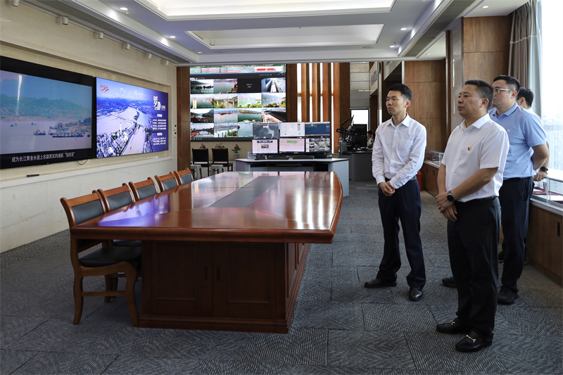 赴长江三峡通航管理局开展践学活动。