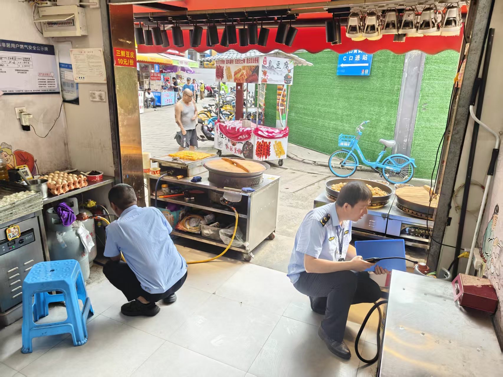 对考点周边门店开展安全排查