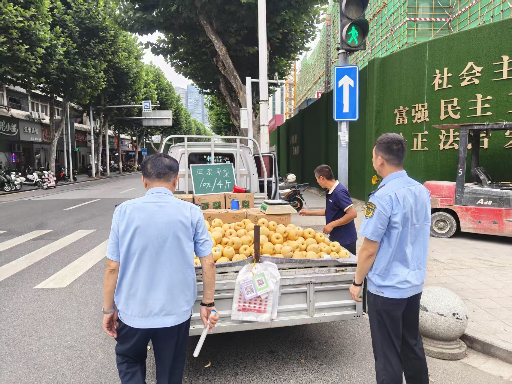 耐心和瓜车摊贩沟通