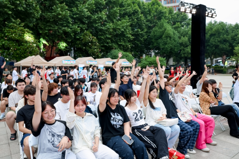 知识问答环节在场师生踊跃参与