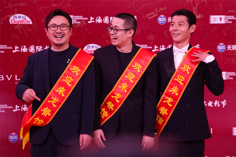 《欢迎来龙餐馆》剧组。人民网记者 王初摄
