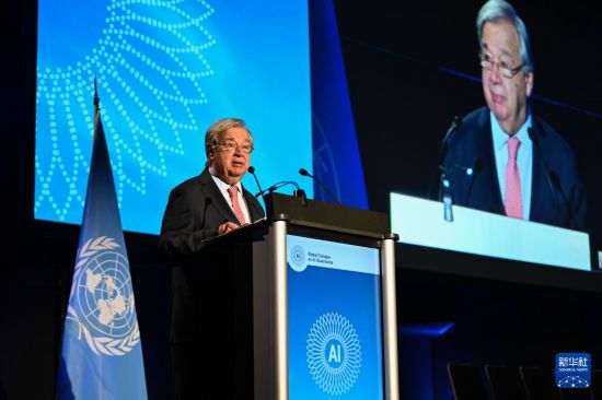 7月6日,在瑞士日内瓦,联合国秘书长古特雷斯在首届“人工智能治理全球对话”现场致辞。新华社记者 连漪 摄