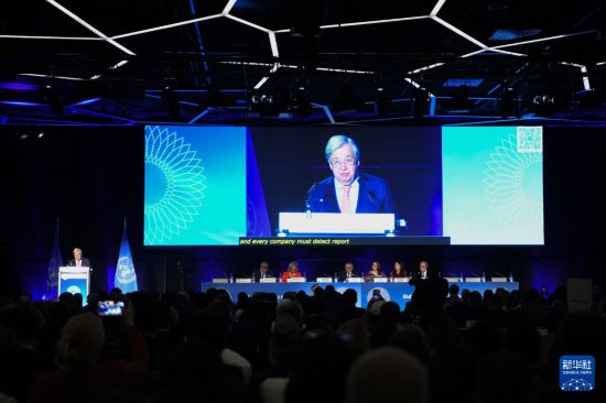 7月6日,在瑞士日内瓦,联合国秘书长古特雷斯在首届“人工智能治理全球对话”现场致辞。新华社记者 连漪 摄