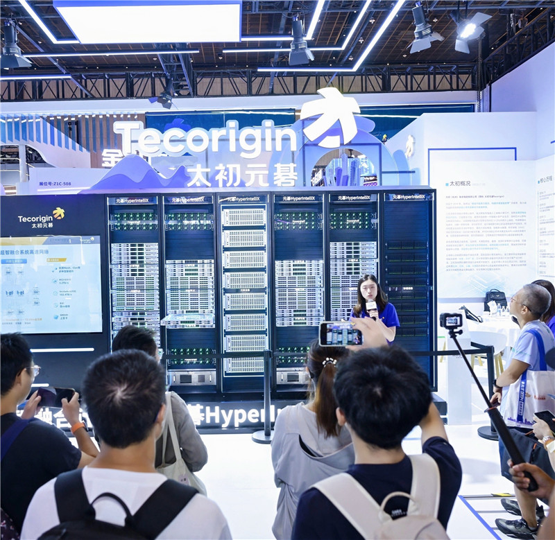 太初元碁展台,新一代超智融合计算系统元碁HyperIntelliX亮相。