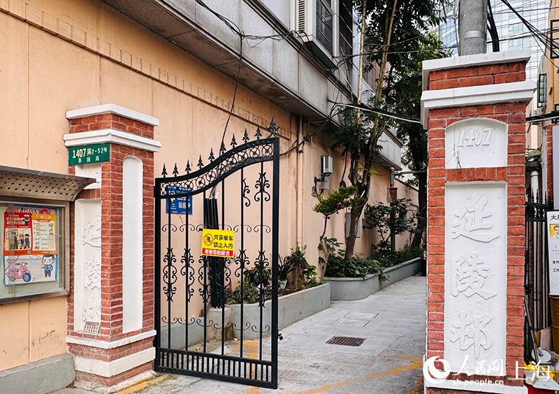 门外是网红愚园路,门内是百年老弄堂。人民网记者 轩召强摄