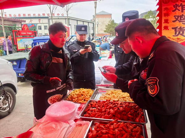 市场监督管理局执法人员对现场制售的各类食品开展全流程检查。大箐山县委宣传部供图