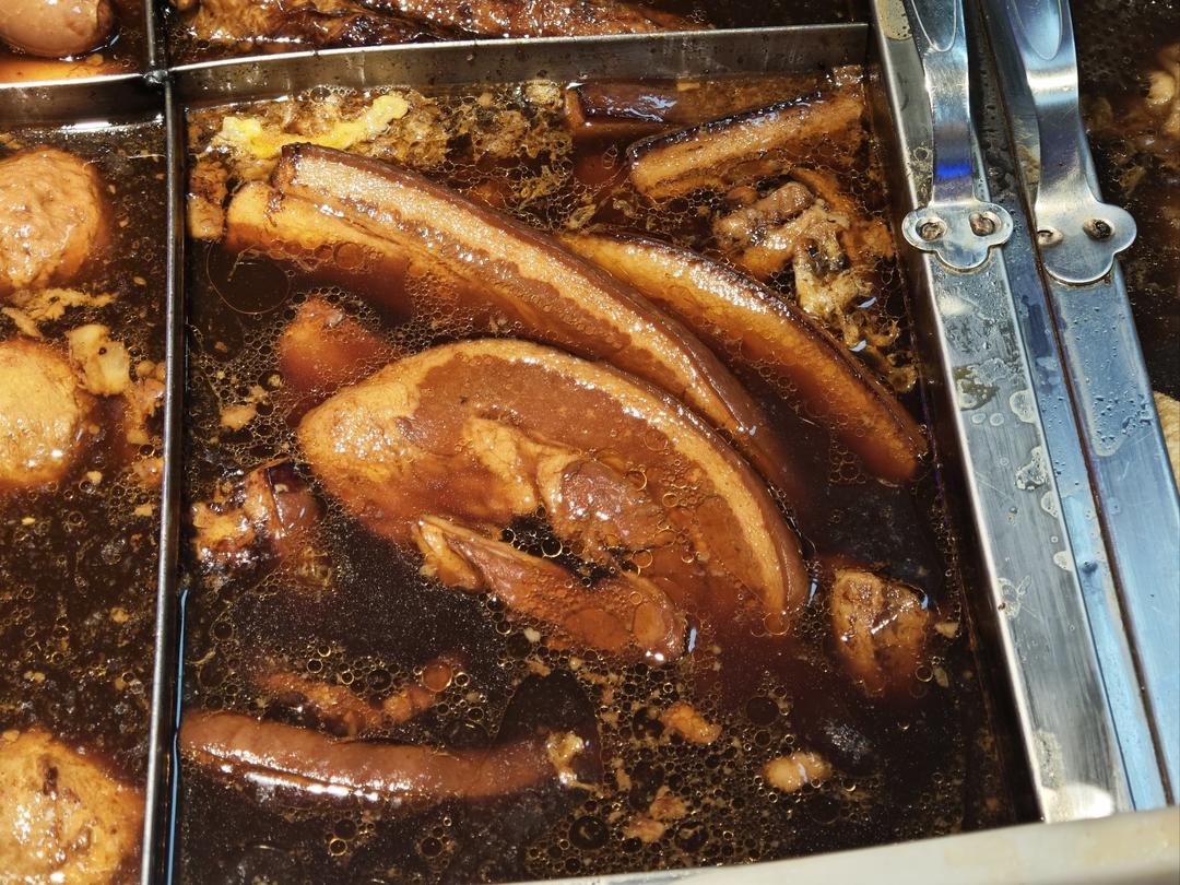 图为济南餐饮地摊售卖的把子肉
