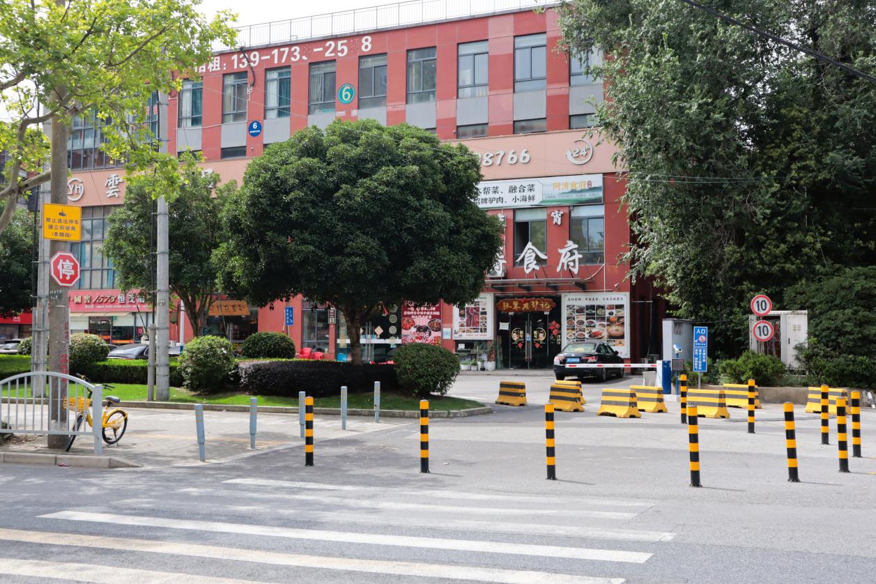 路段部分隔离设施。杨雯摄