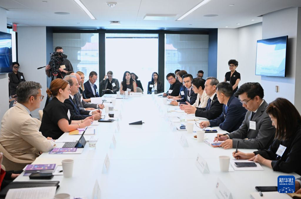 7月31日,在美国华盛顿,中国贸促会组织中国企业家代表团与美中贸易全国委员会及其会员企业交流座谈。新华社记者 李睿 摄