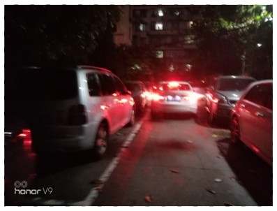 居民停车堵塞了安全通道