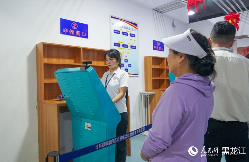工作人员正在为市民办理电商业务。人民网记者 张哲鑫摄
