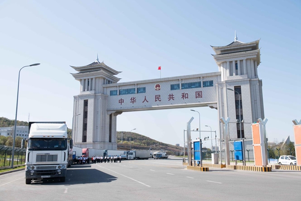 绥芬河公路口岸过货车辆往来。绥芬河市委宣传部供图