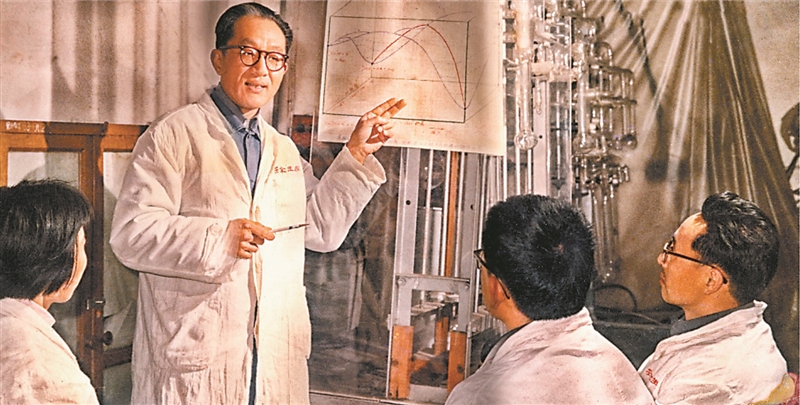 蒋锡夔(左二)和助手们在实验室讨论工作。 中国科学院上海有机化学研究所供图