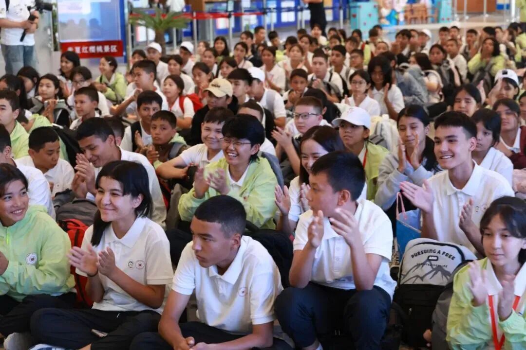 乘坐航班的研学学子。新疆教育厅供图
