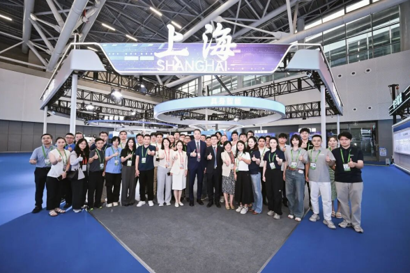 工业和信息化部、广东省领导及APEC经济体代表巡展省区市专精特新展区。