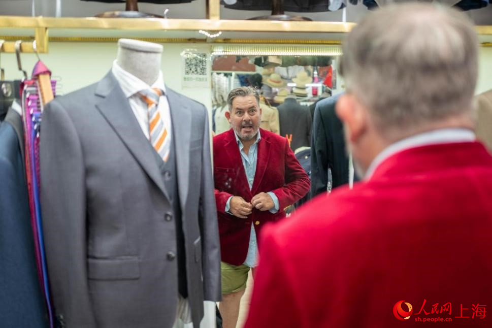 西班牙游客Alfredo试穿定制西服。 人民网记者 王初摄