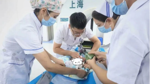 新生儿科全力救治。上海援疆供图