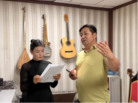 上海轻音乐团“一对一”文艺帮扶。来源:巴楚零距离